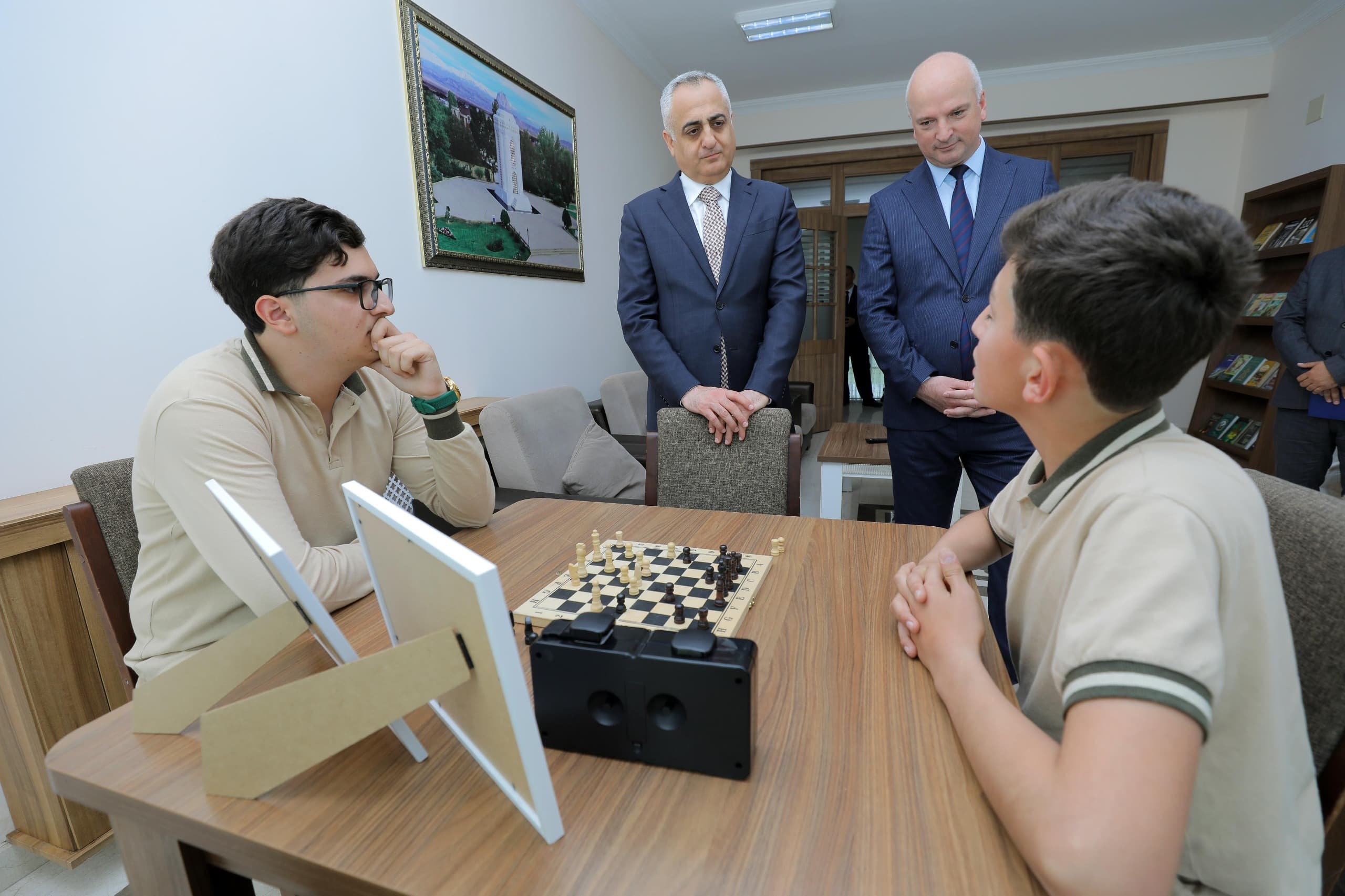 Səlahiyyətli nümayəndə istedadlı şagirdlərlə görüşüb