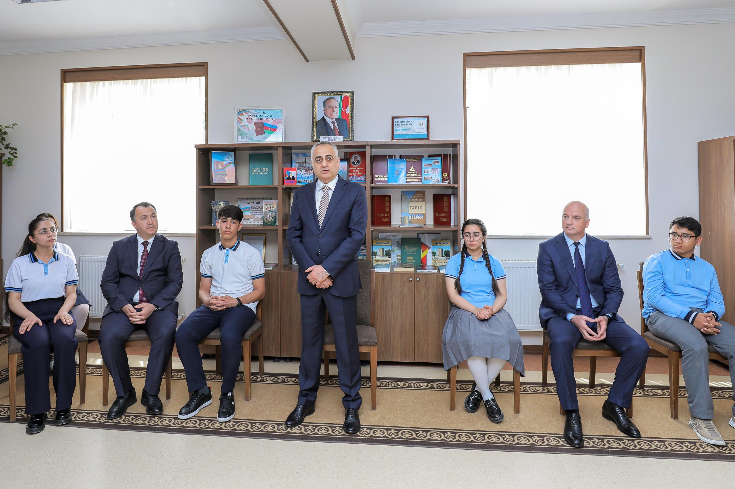 Səlahiyyətli nümayəndə istedadlı şagirdlərlə görüşüb