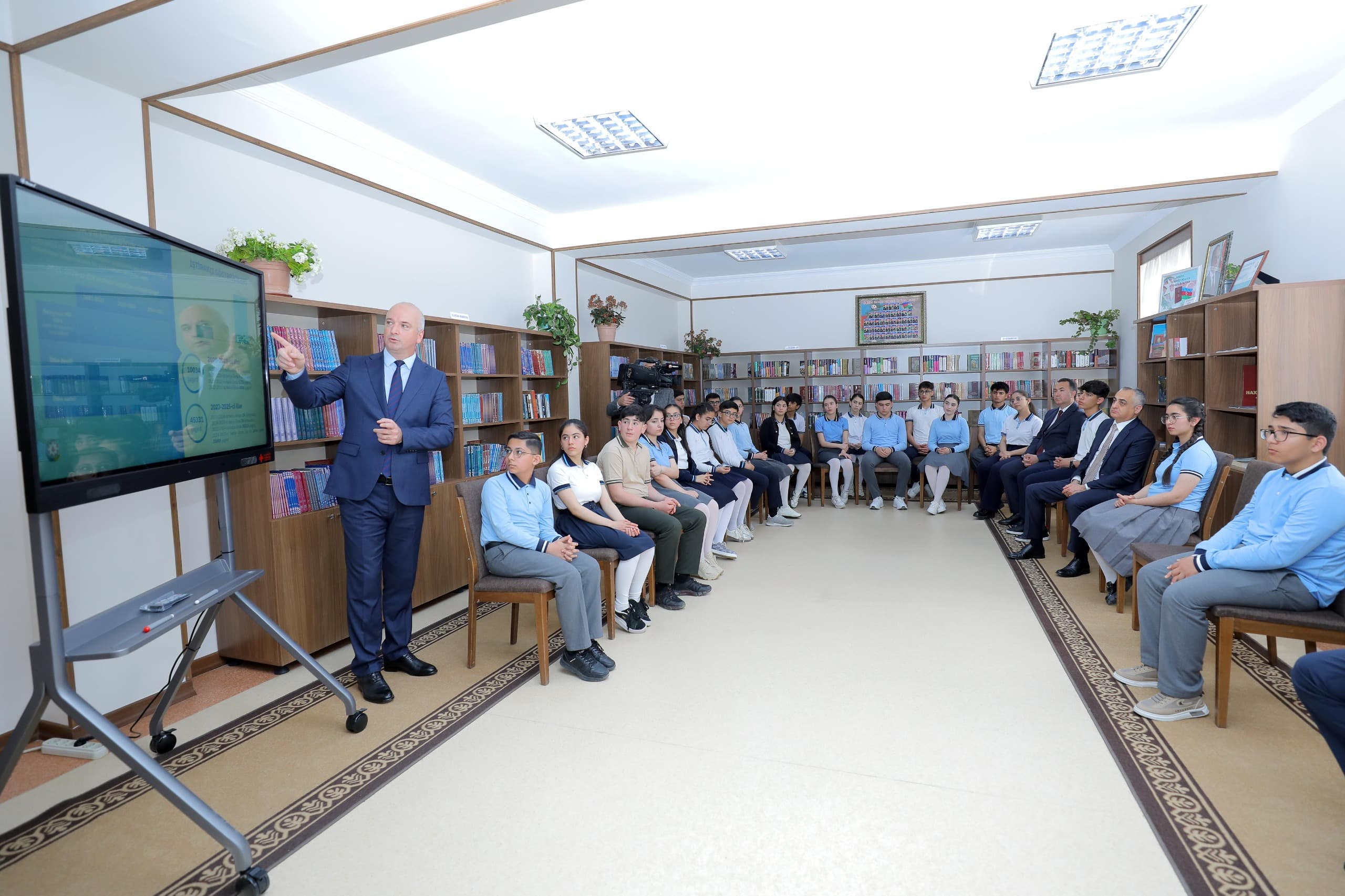 Səlahiyyətli nümayəndə istedadlı şagirdlərlə görüşüb