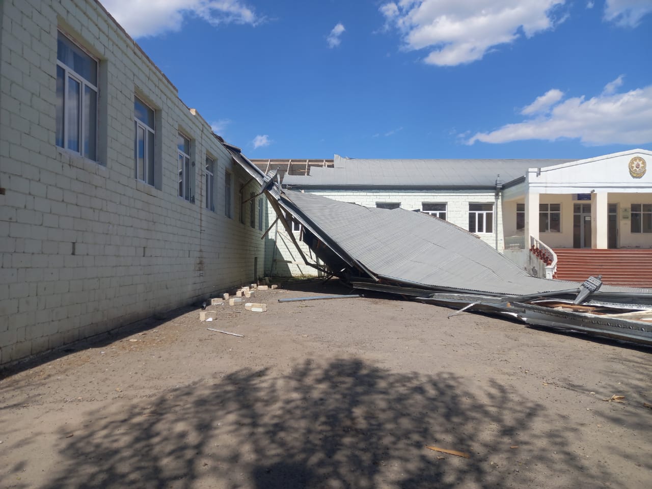 Şəmkirdə güclü külək məktəbin dam örtüyünü aşırıb 