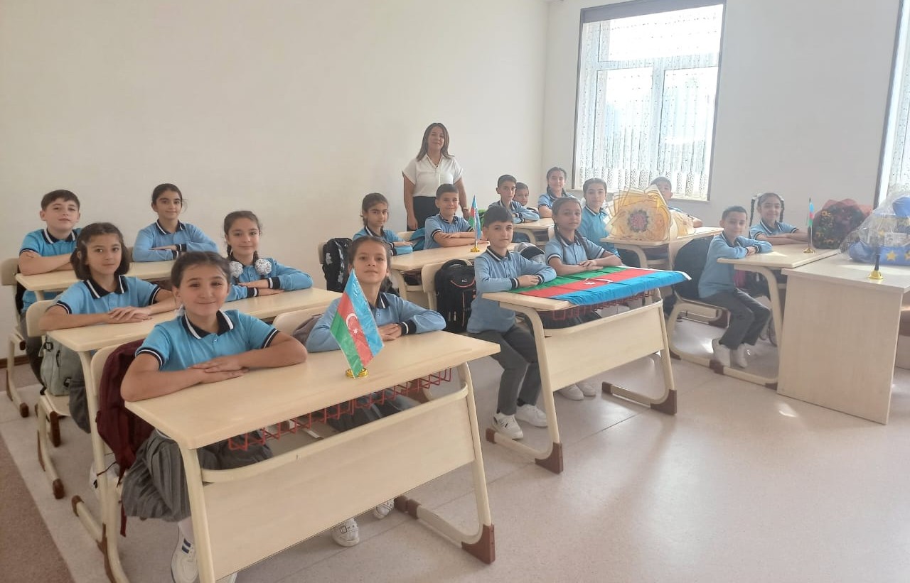 “Sinifdə şagirdlərlə arama sərt xətt çəkmirəm” – Gənc müəllimlə MÜSAHİBƏ 