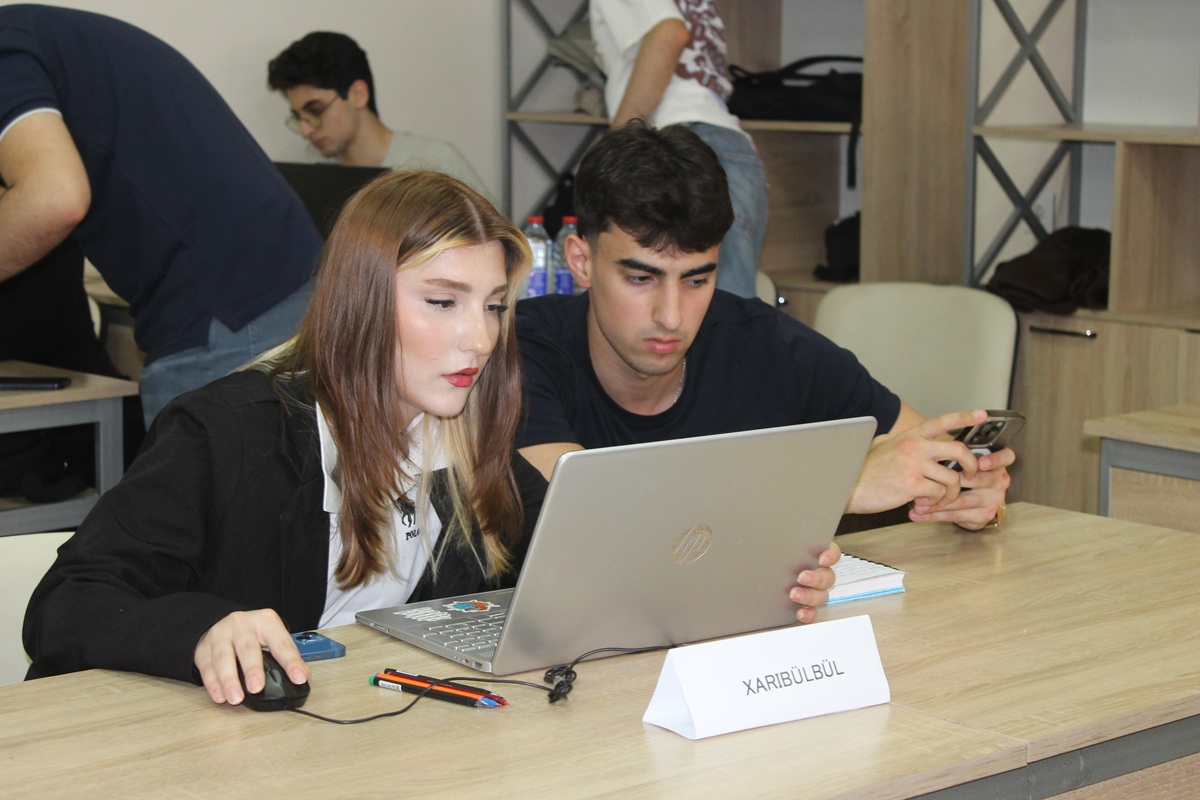 Startap yolunda ilk addım: Gənclər hakatonda bacarığını nümayiş etdirir