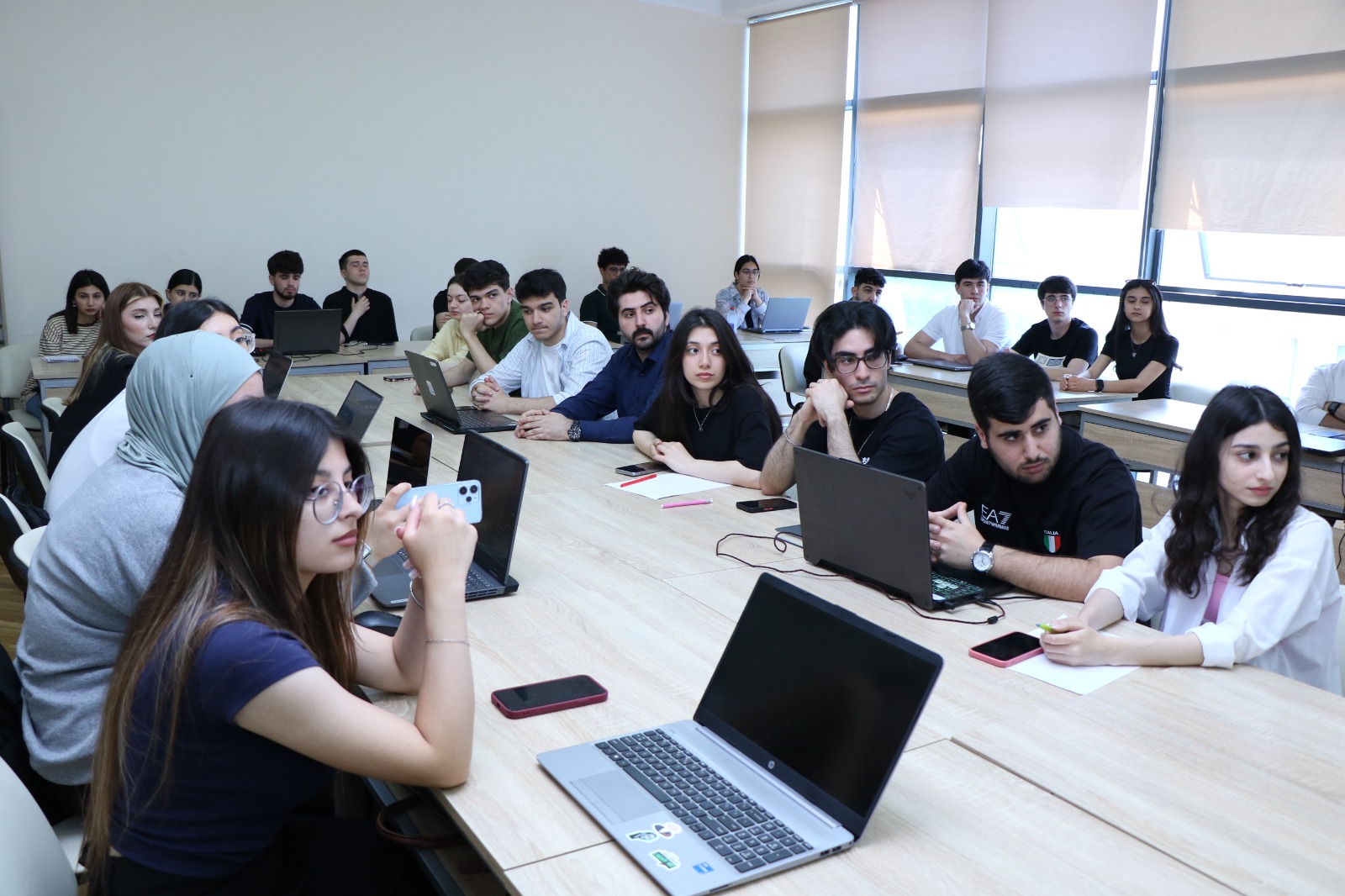 Startap yolunda ilk addım: Gənclər hakatonda bacarığını nümayiş etdirir