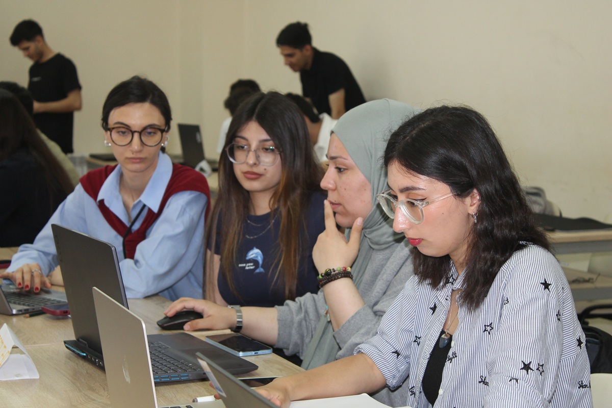 Startap yolunda ilk addım: Gənclər hakatonda bacarığını nümayiş etdirir