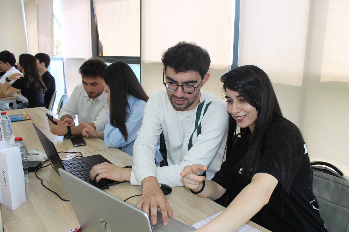 Startap yolunda ilk addım: Gənclər hakatonda bacarığını nümayiş etdirir