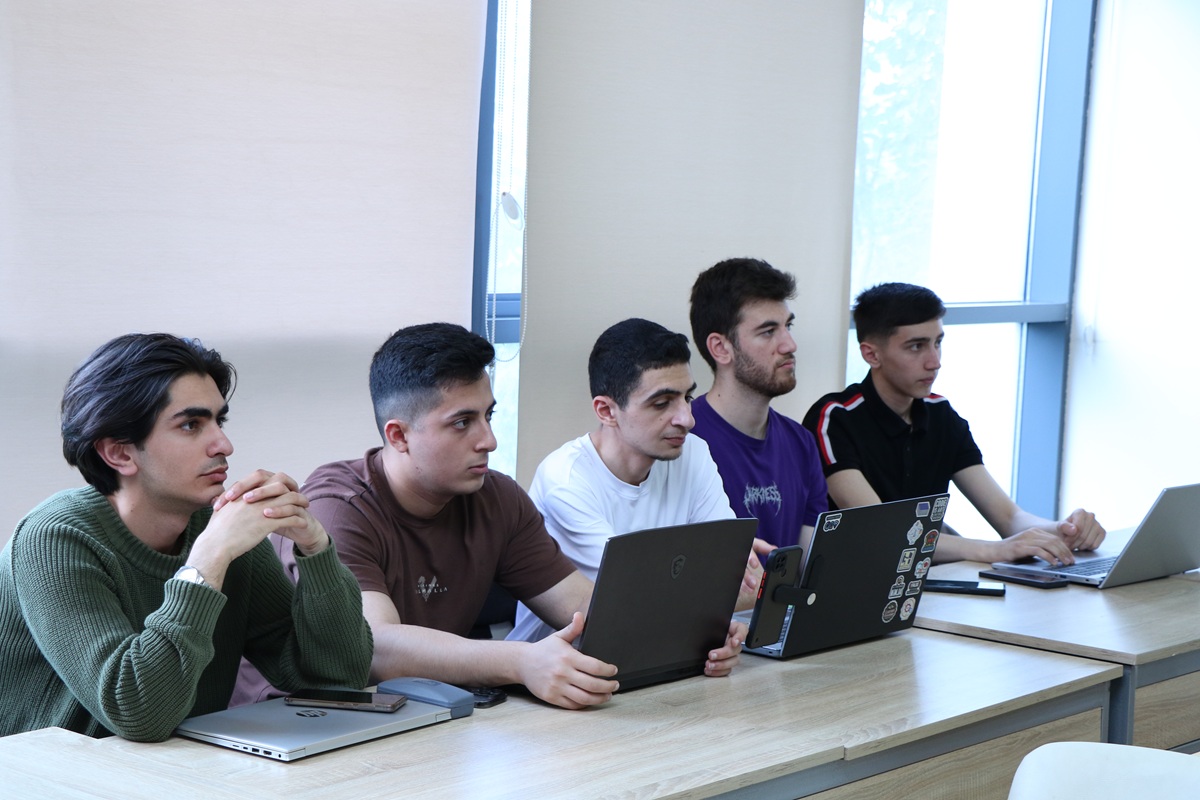 Startap yolunda ilk addım: Gənclər hakatonda bacarığını nümayiş etdirir