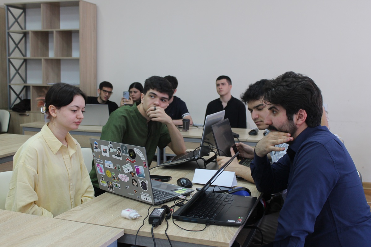 Startap yolunda ilk addım: Gənclər hakatonda bacarığını nümayiş etdirir