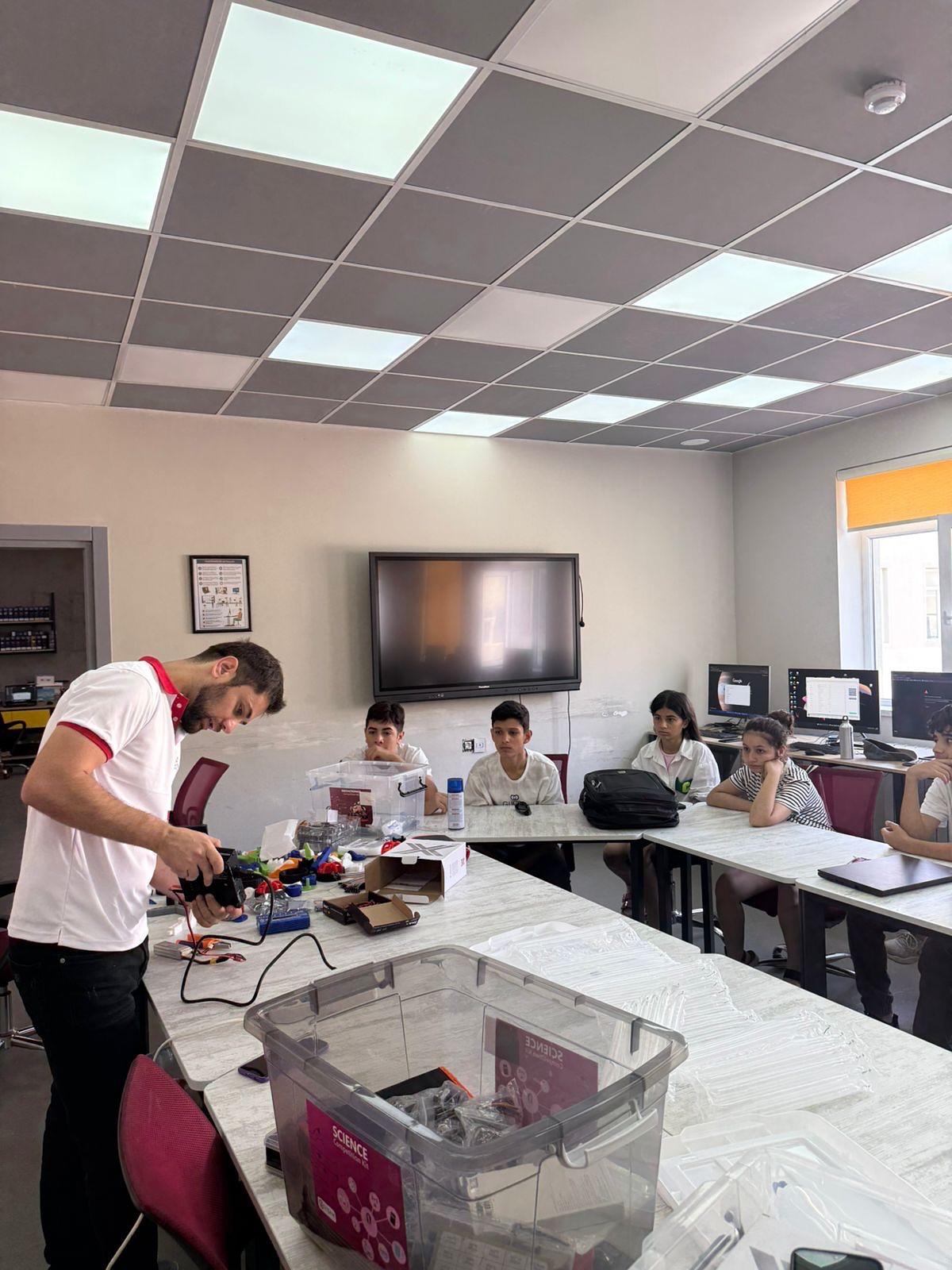 STEAM Mərkəzində məktəblilər üçün maarifləndirici təlim keçirilib