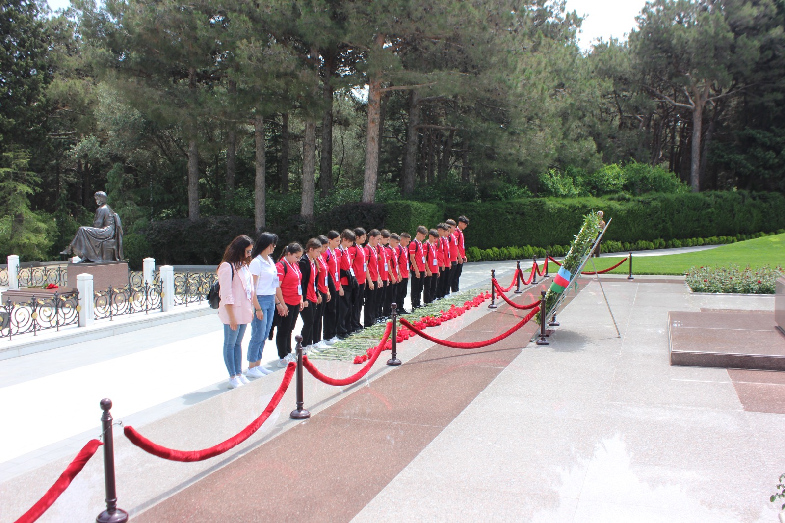 Şuşa festivalının iştirakçıları Fəxri xiyabanda və Şəhidlər xiyabanında olublar