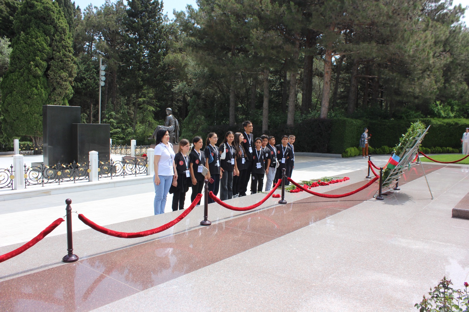 Şuşa festivalının iştirakçıları Fəxri xiyabanda və Şəhidlər xiyabanında olublar