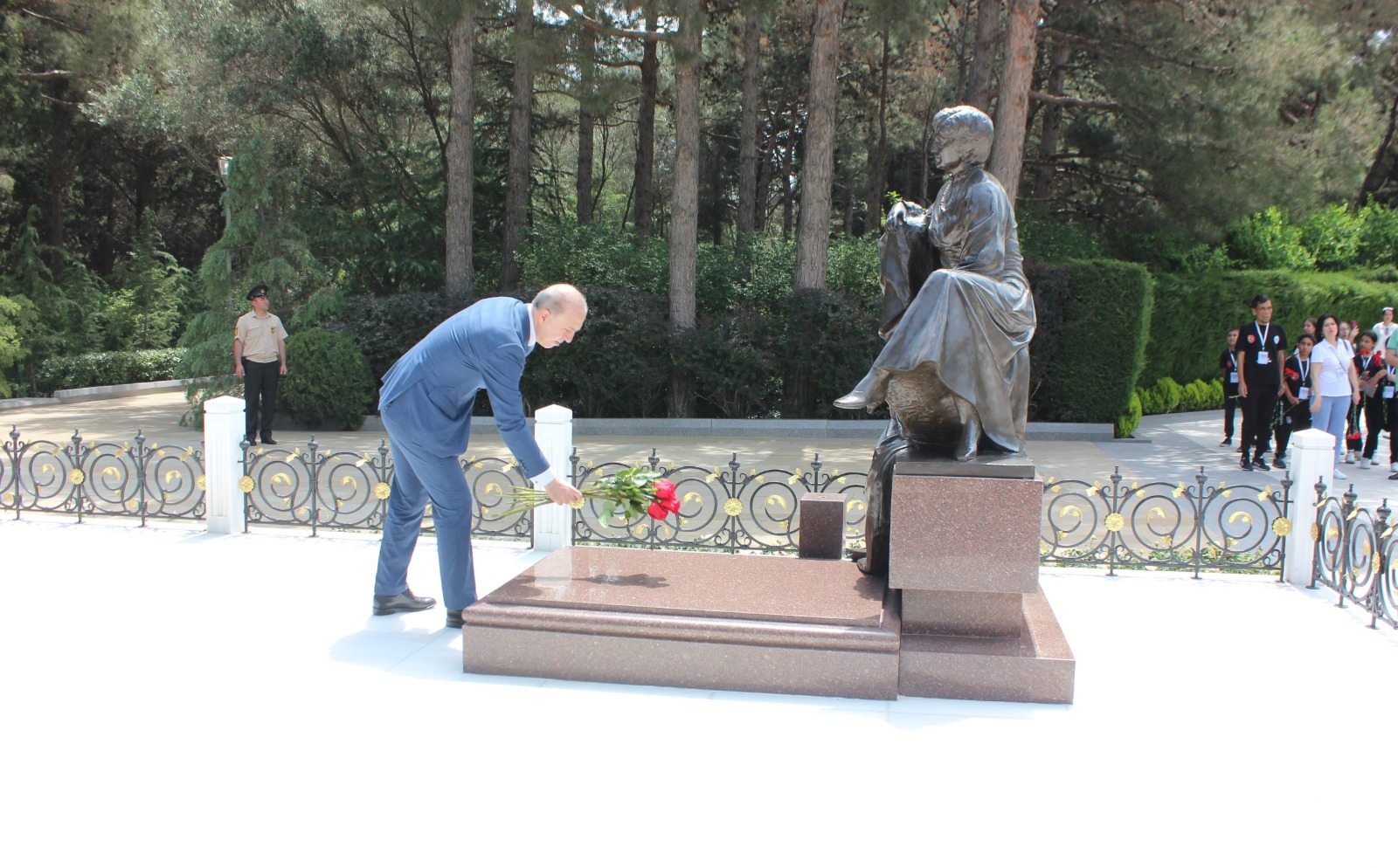 Şuşa festivalının iştirakçıları Fəxri xiyabanda və Şəhidlər xiyabanında olublar