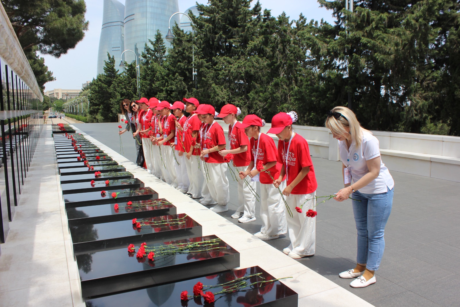Şuşa festivalının iştirakçıları Fəxri xiyabanda və Şəhidlər xiyabanında olublar