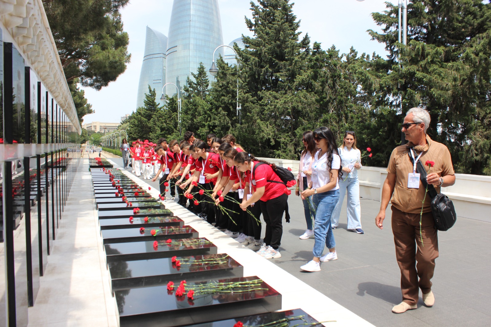 Şuşa festivalının iştirakçıları Fəxri xiyabanda və Şəhidlər xiyabanında olublar
