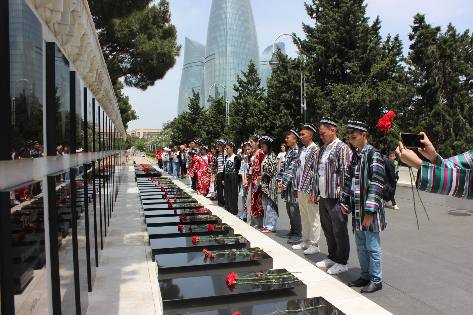 Şuşa festivalının iştirakçıları Fəxri xiyabanda və Şəhidlər xiyabanında olublar