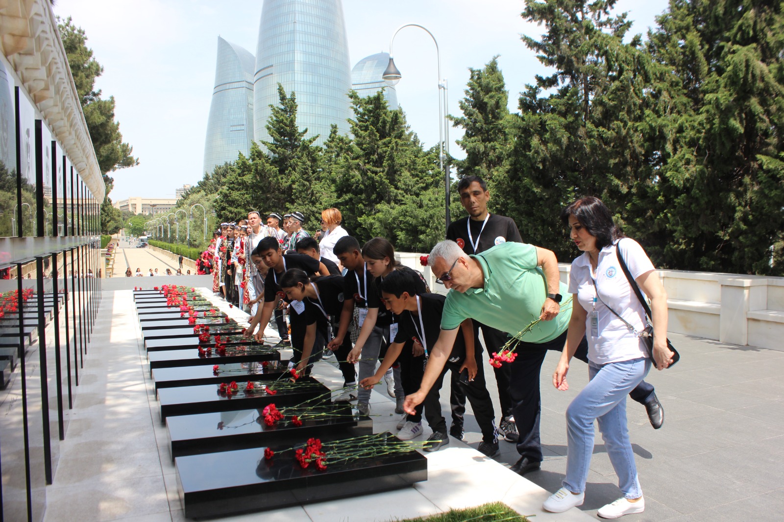 Şuşa festivalının iştirakçıları Fəxri xiyabanda və Şəhidlər xiyabanında olublar