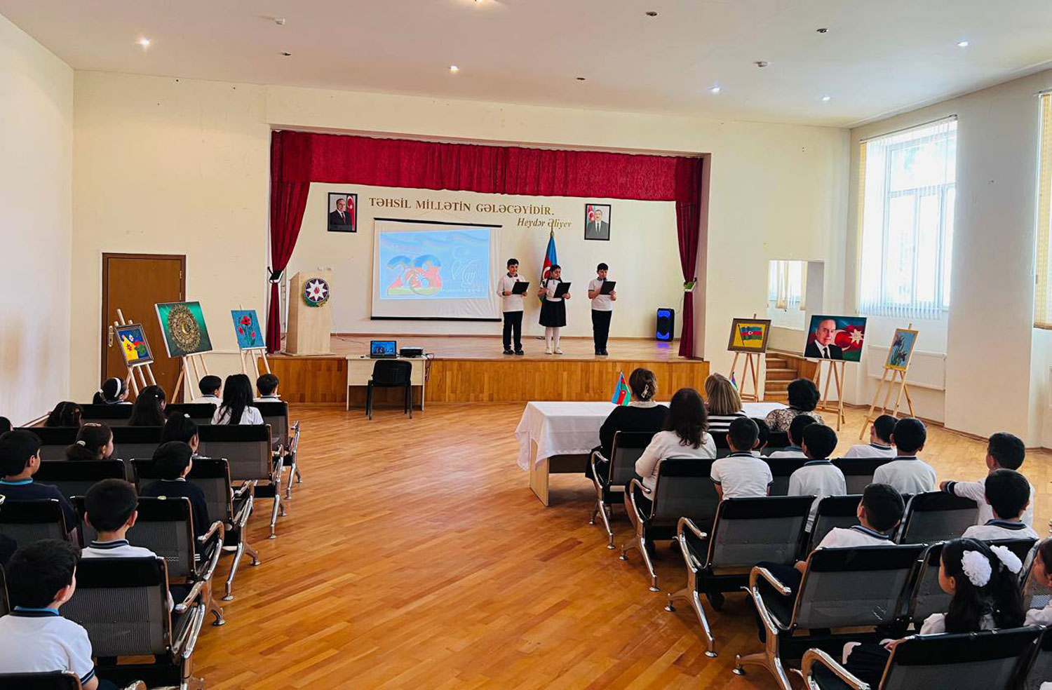 Təhsil müəssisələrində Müstəqillik Günü qeyd olunub