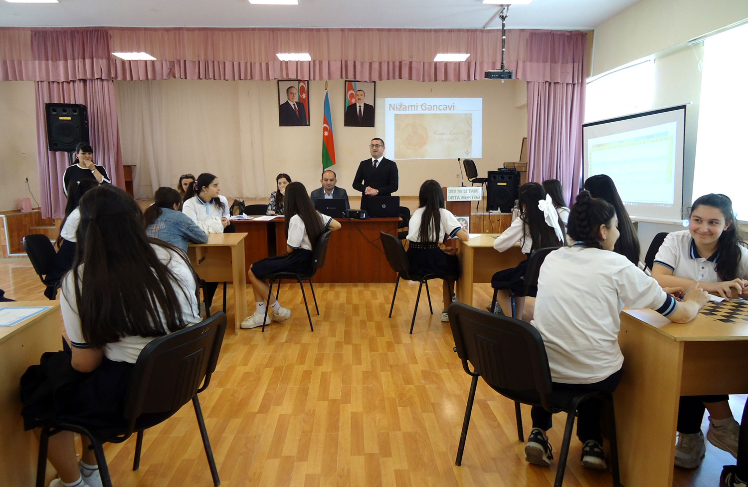 Təhsil müəssisələrində Müstəqillik Günü qeyd olunub