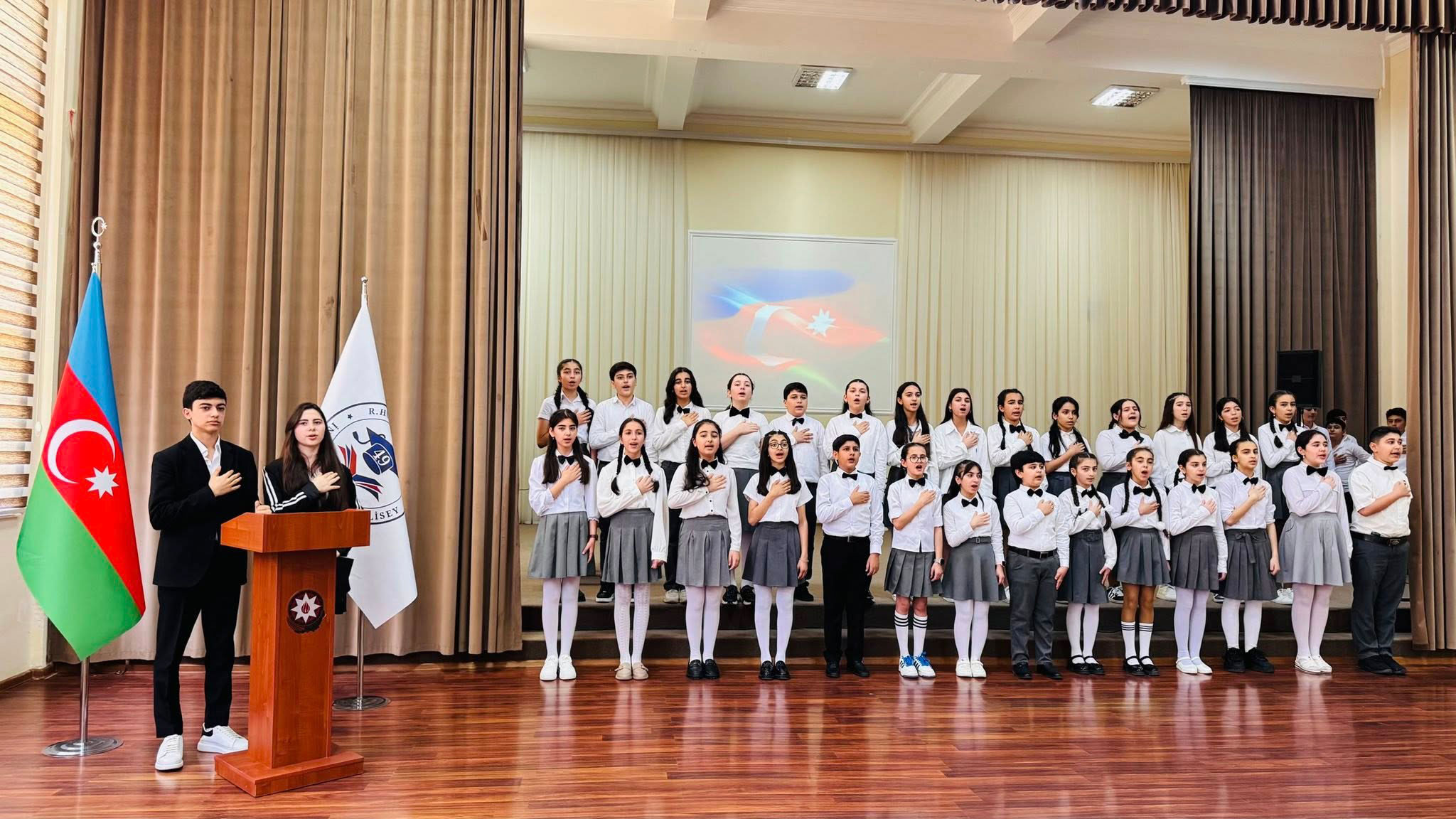 Təhsil müəssisələrində Müstəqillik Günü qeyd olunub