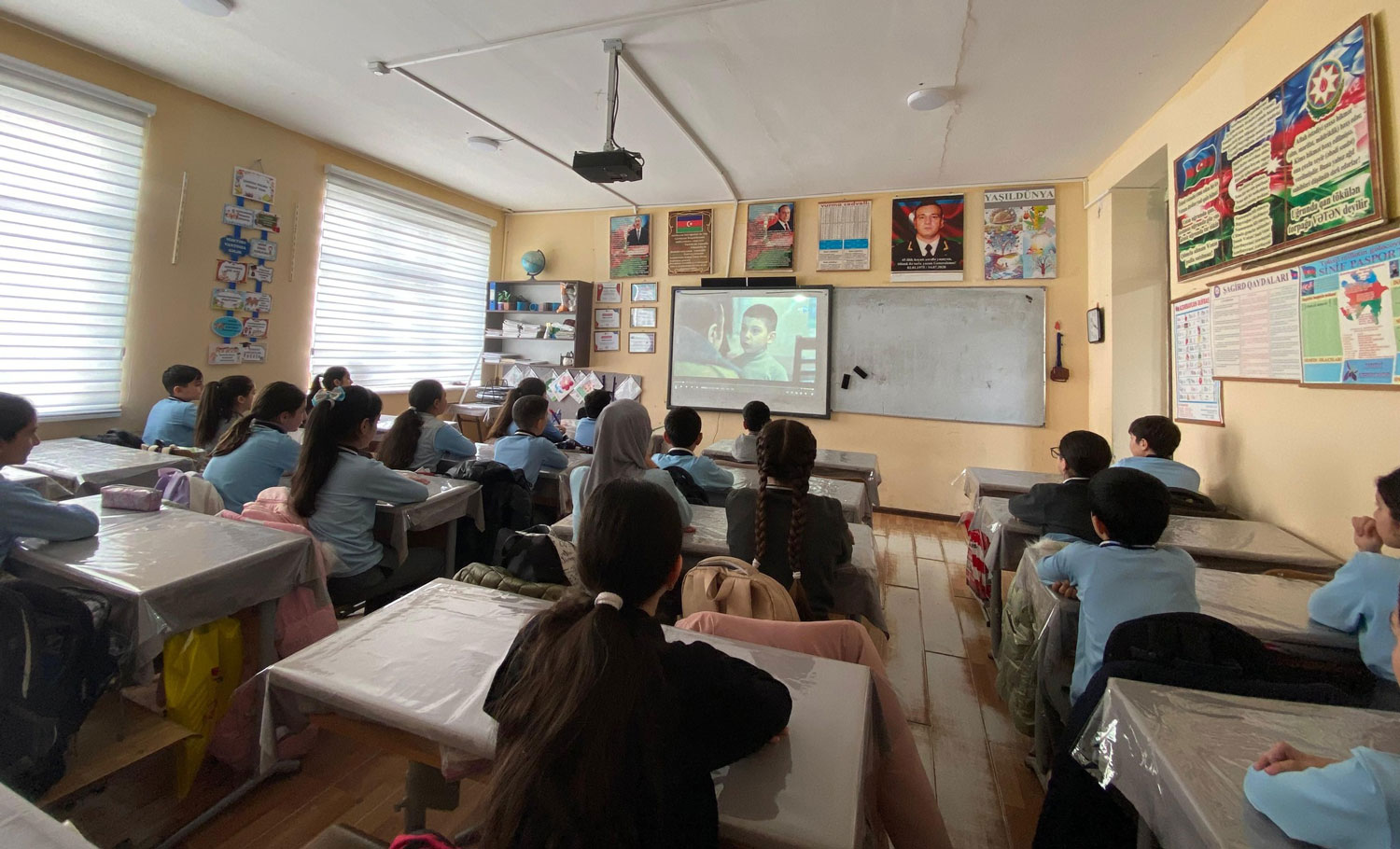 Təhsil müəssisələrində Xocalı qurbanları yad edilib