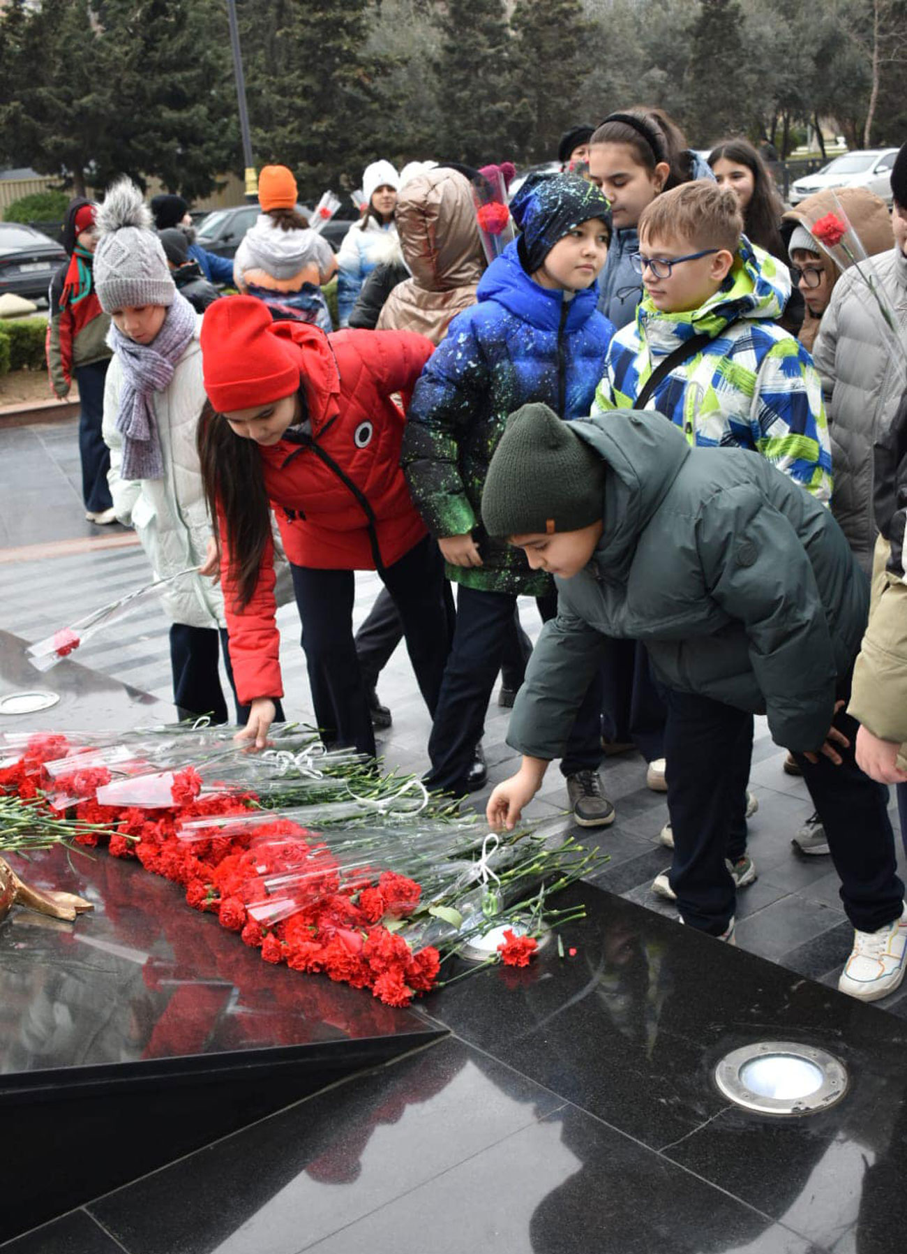 Təhsil müəssisələrində Xocalı qurbanları yad edilib