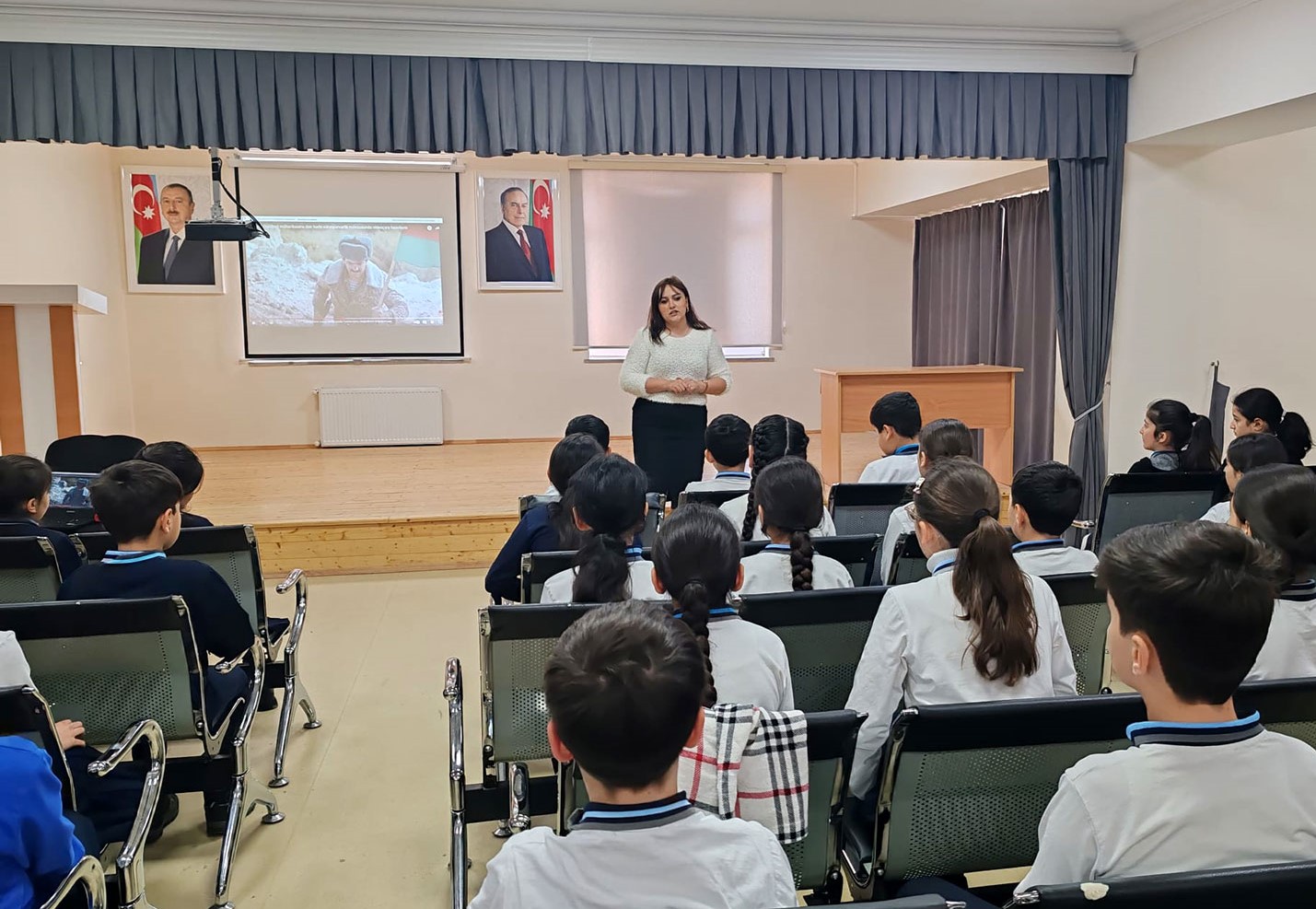 Təhsil müəssisələrində Xocalı qurbanları yad edilib