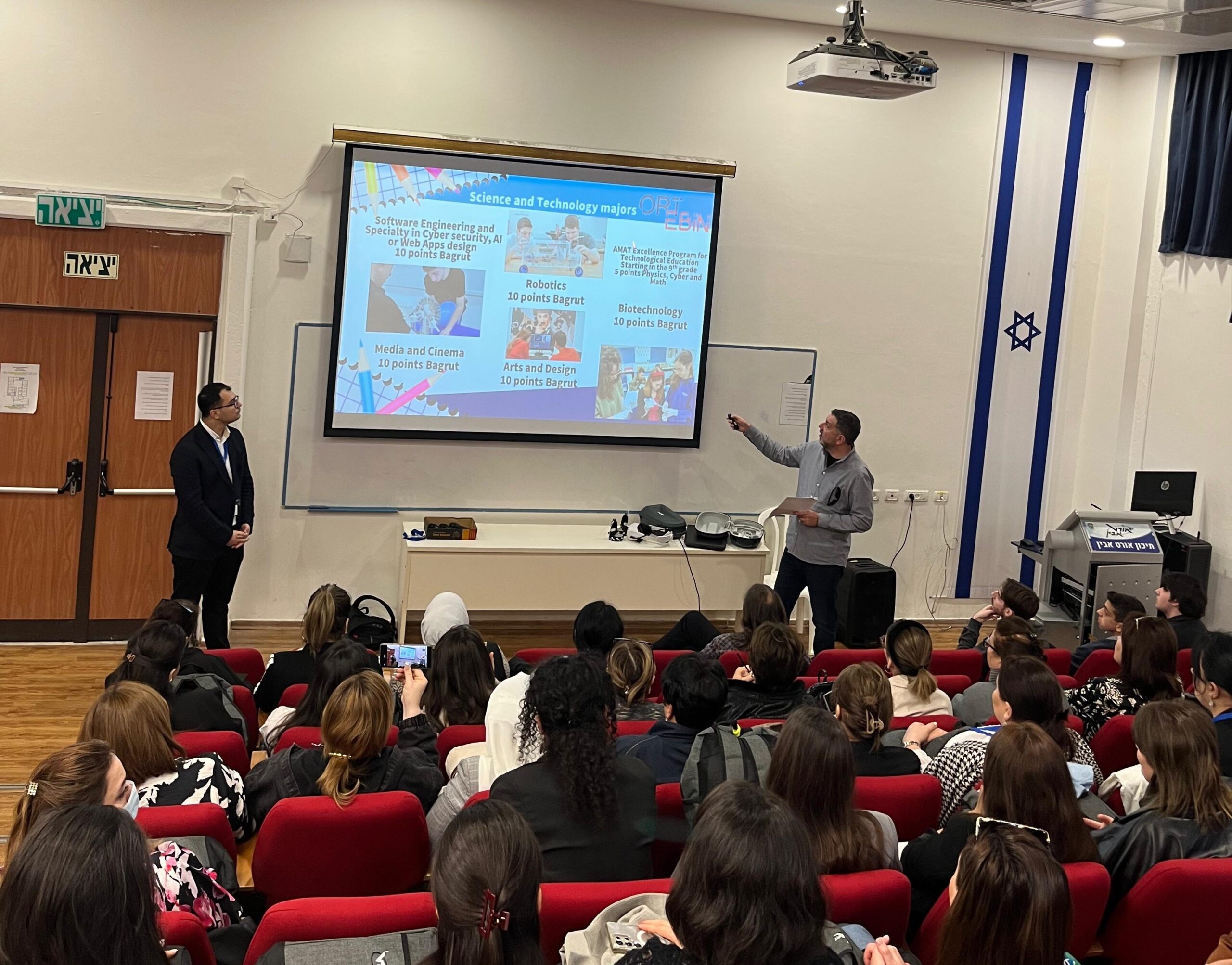 “Təhsildə liderlik” mövzusunda təlimlər davam edir