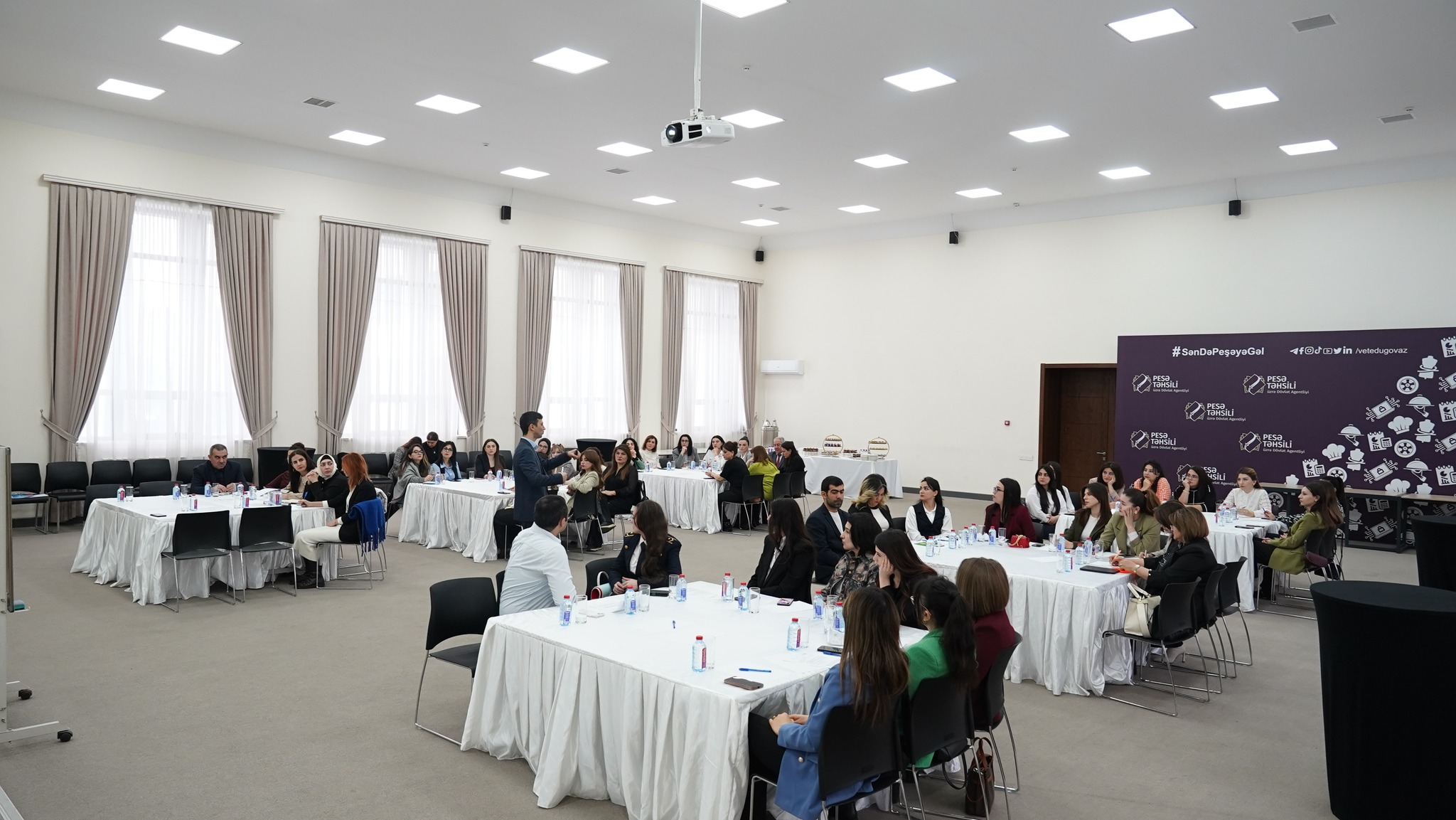 Təhsilverənlərin peşəkar inkişafına dəstək olmaq məqsədilə təlim-seminar keçirilib 