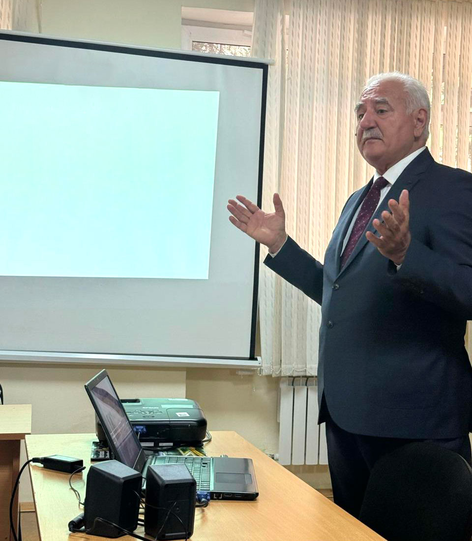 Təhsilverənlərin peşəkar inkişafına dəstək təlimləri davam edir