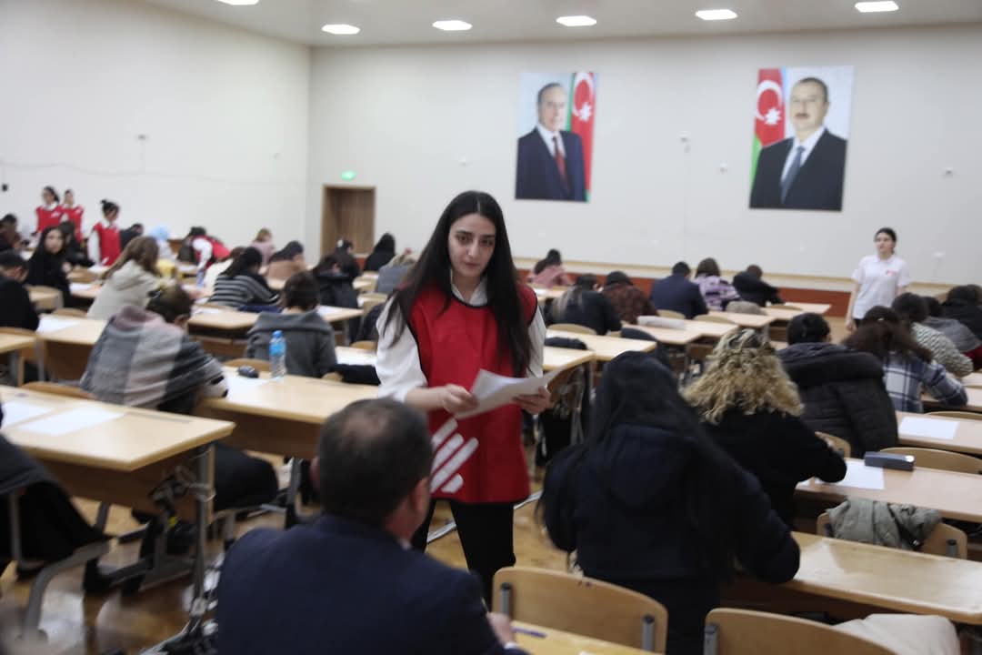 Tələbə-könüllülər direktorların işə qəbulu müsabiqəsində fəal dəstək göstəriblər
