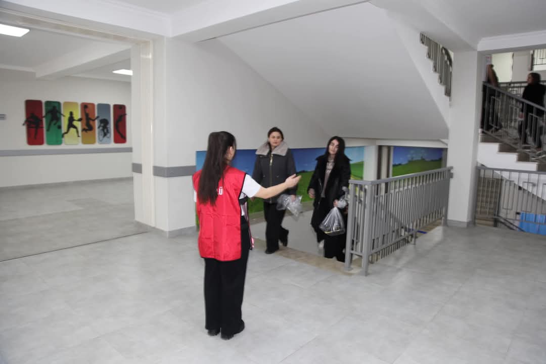 Tələbə-könüllülər direktorların işə qəbulu müsabiqəsində fəal dəstək göstəriblər