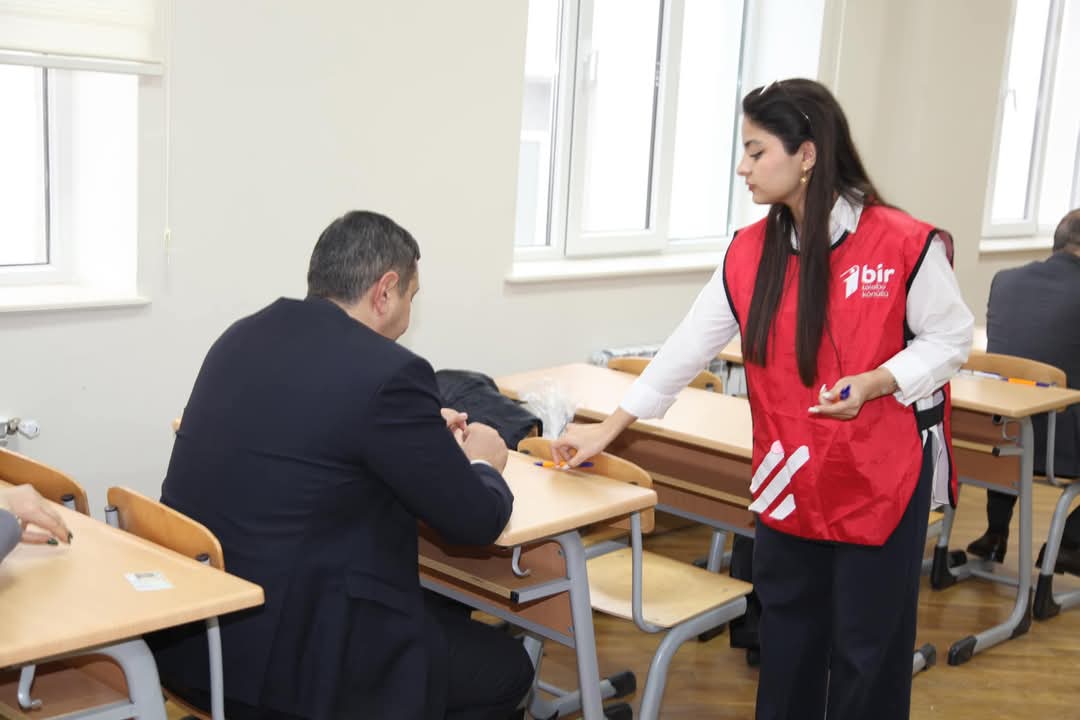 Tələbə-könüllülər direktorların işə qəbulu müsabiqəsində fəal dəstək göstəriblər