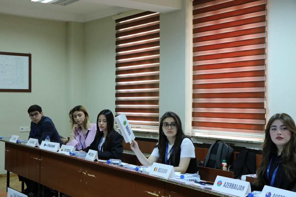 Tələbələr Qərbi Azərbaycanla bağlı problemləri BMT formatında müzakirə ediblər