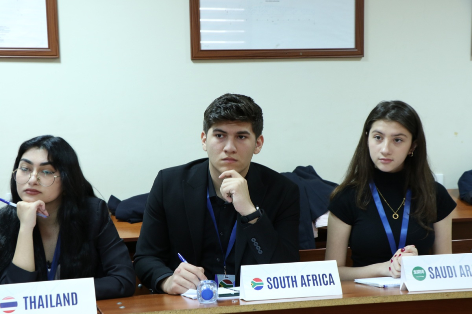 Tələbələr Qərbi Azərbaycanla bağlı problemləri BMT formatında müzakirə ediblər