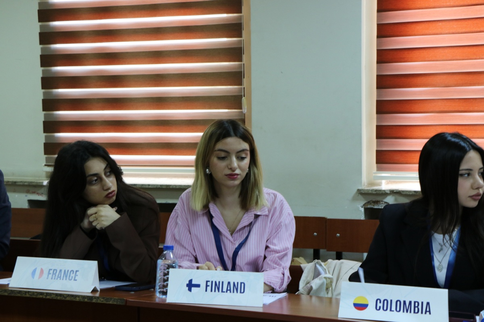 Tələbələr Qərbi Azərbaycanla bağlı problemləri BMT formatında müzakirə ediblər