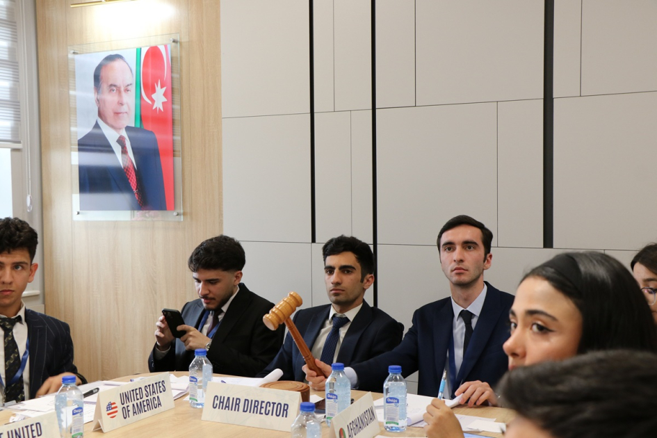 Tələbələr Qərbi Azərbaycanla bağlı problemləri BMT formatında müzakirə ediblər