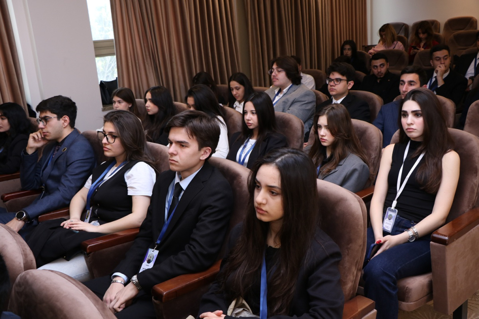 Tələbələr Qərbi Azərbaycanla bağlı problemləri BMT formatında müzakirə ediblər