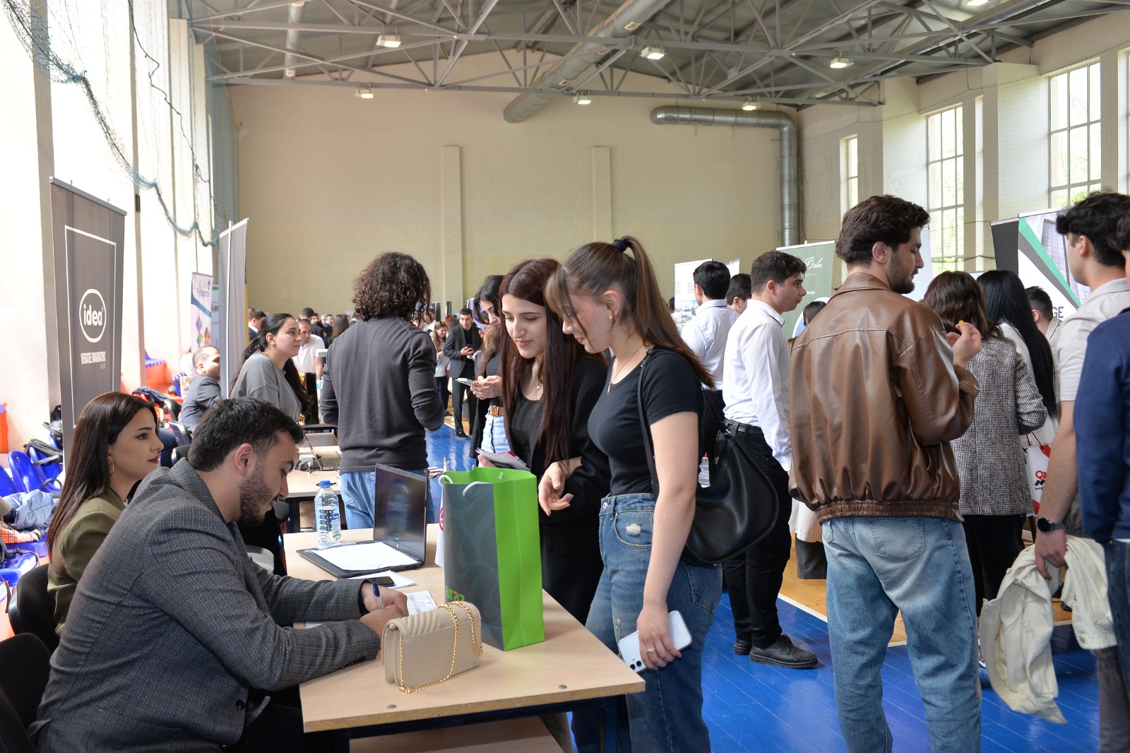 Tələbələr üçün 1500-dən çox iş və təcrübə imkanı – Kimlər yararlandılar?