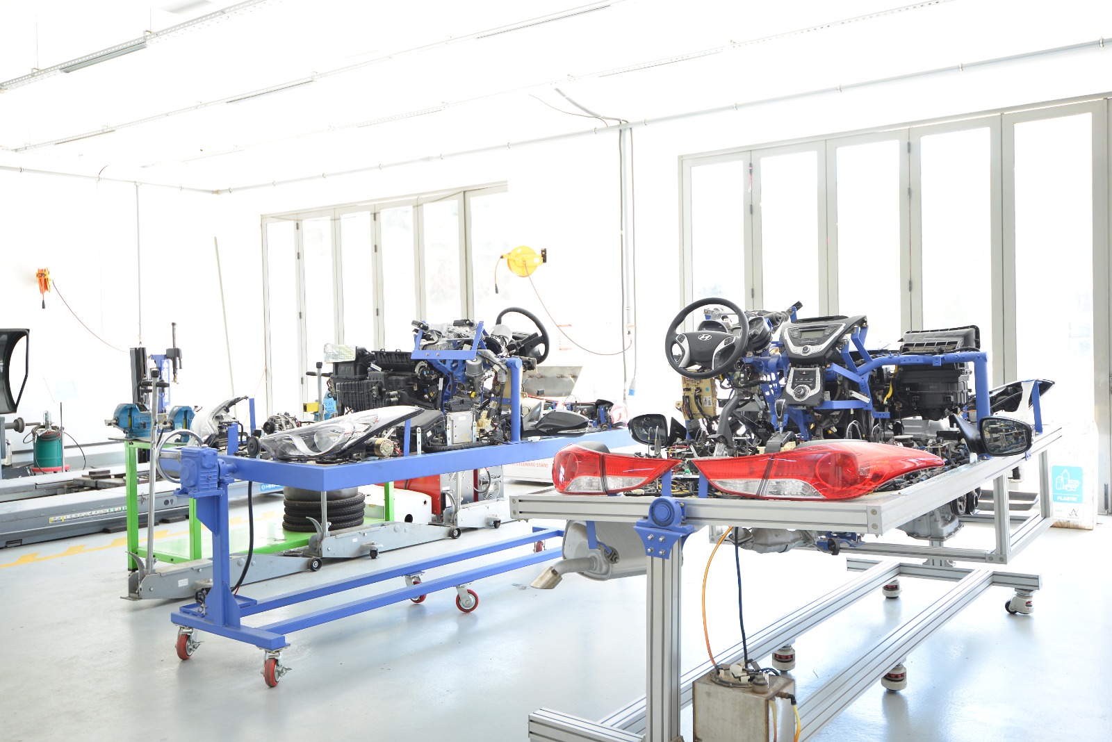 Tələbələri buraxılış imtahanı vermədən iş tapırlar – REPORTAJ