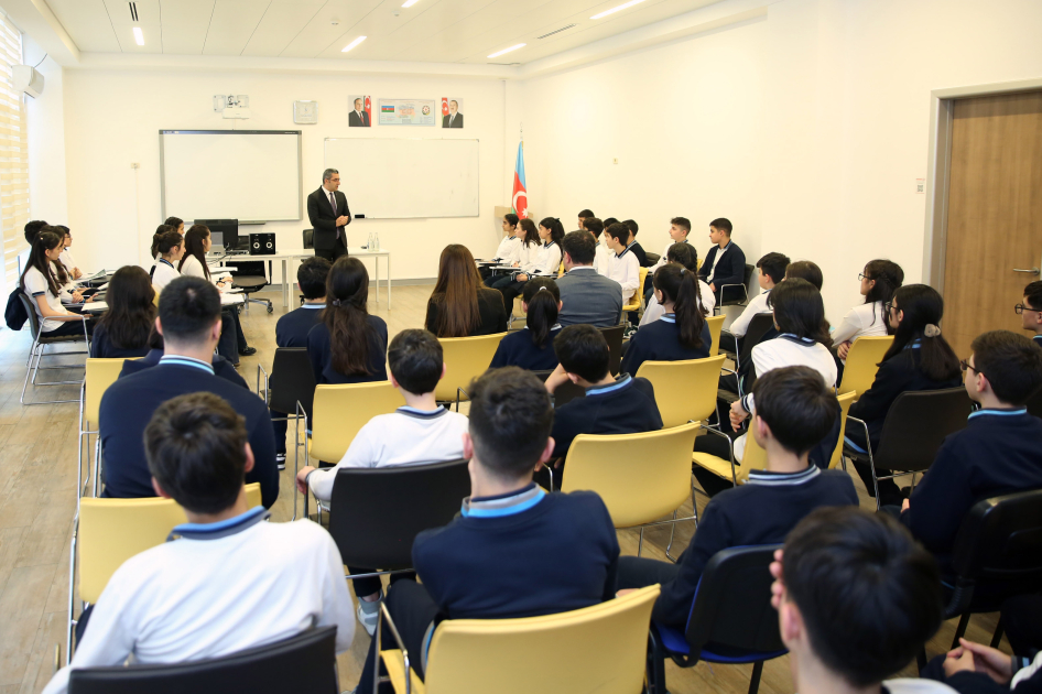 TKTA İdarə Heyətinin sədri BANM-də şagirdlərlə debat keçirib 