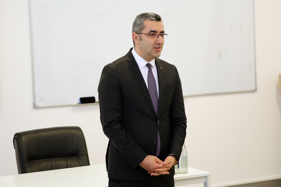 TKTA İdarə Heyətinin sədri BANM-də şagirdlərlə debat keçirib