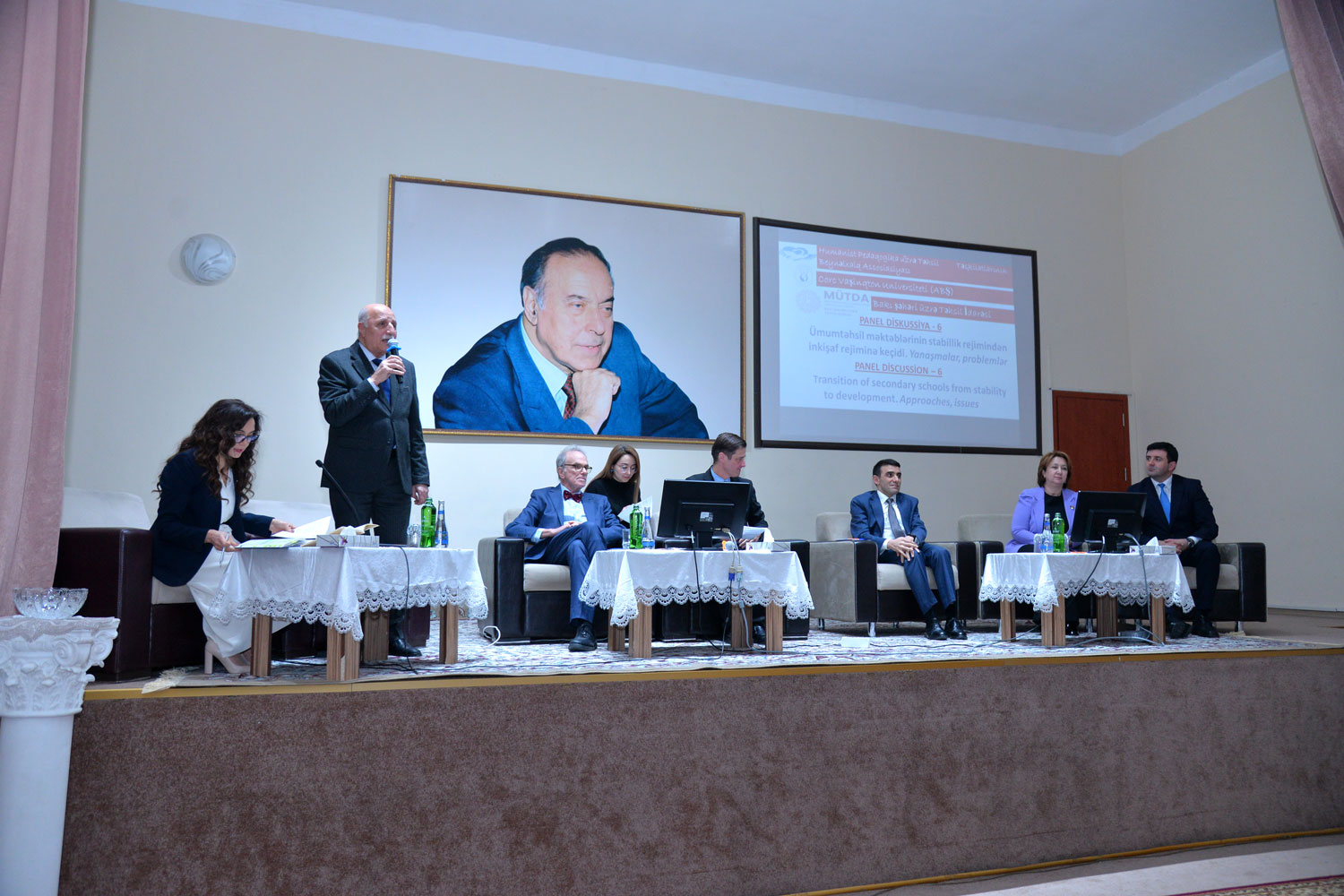 Ümumtəhsil məktəblərinin inkişafı mövzusunda panel müzakirə keçirilib 