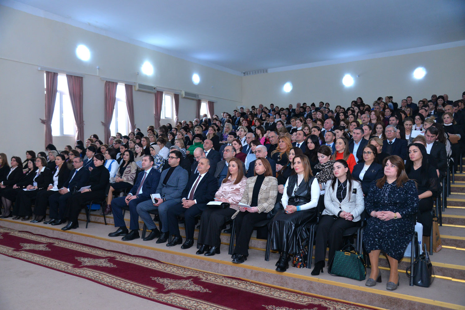 Ümumtəhsil məktəblərinin inkişafı mövzusunda panel müzakirə keçirilib