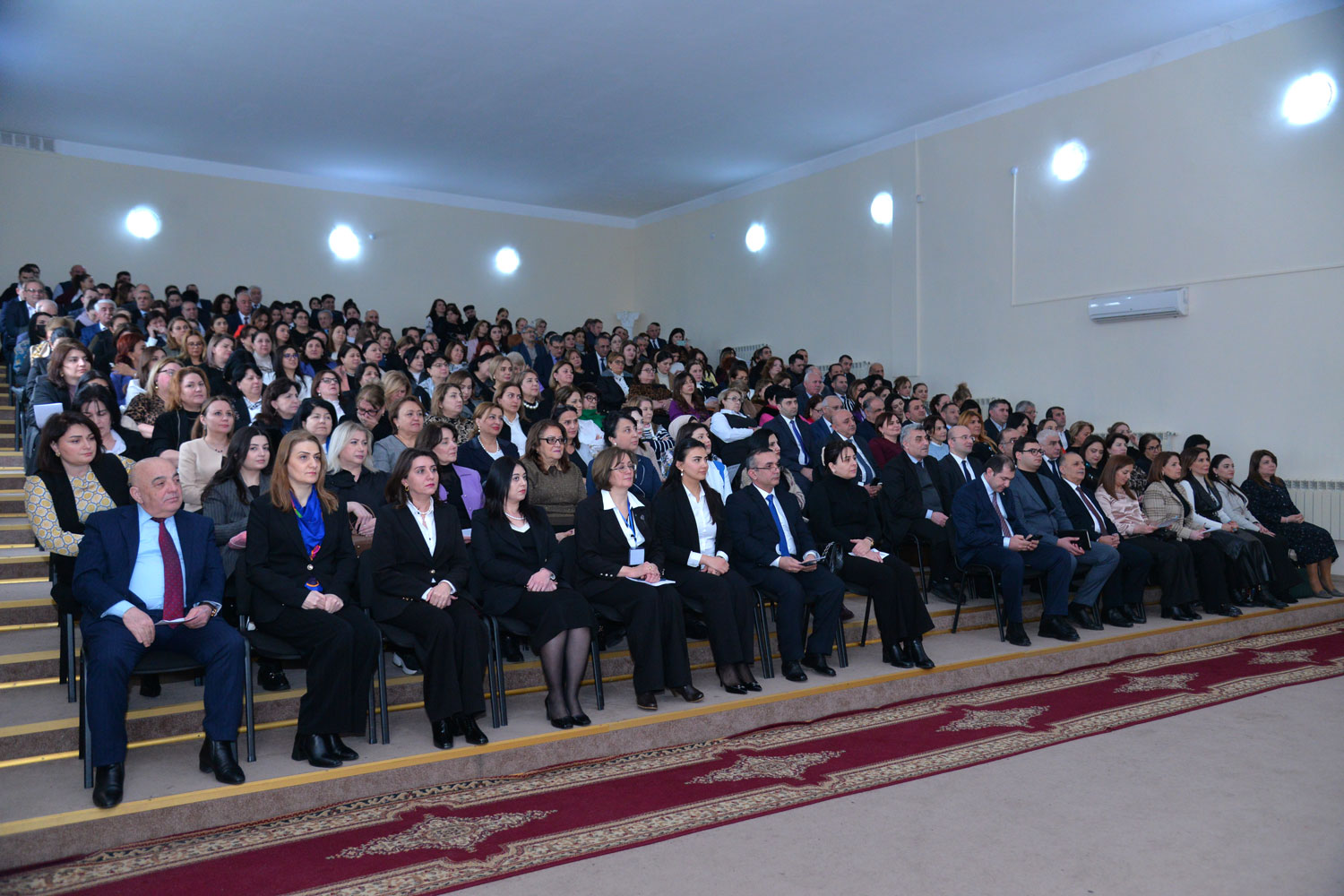 Ümumtəhsil məktəblərinin inkişafı mövzusunda panel müzakirə keçirilib