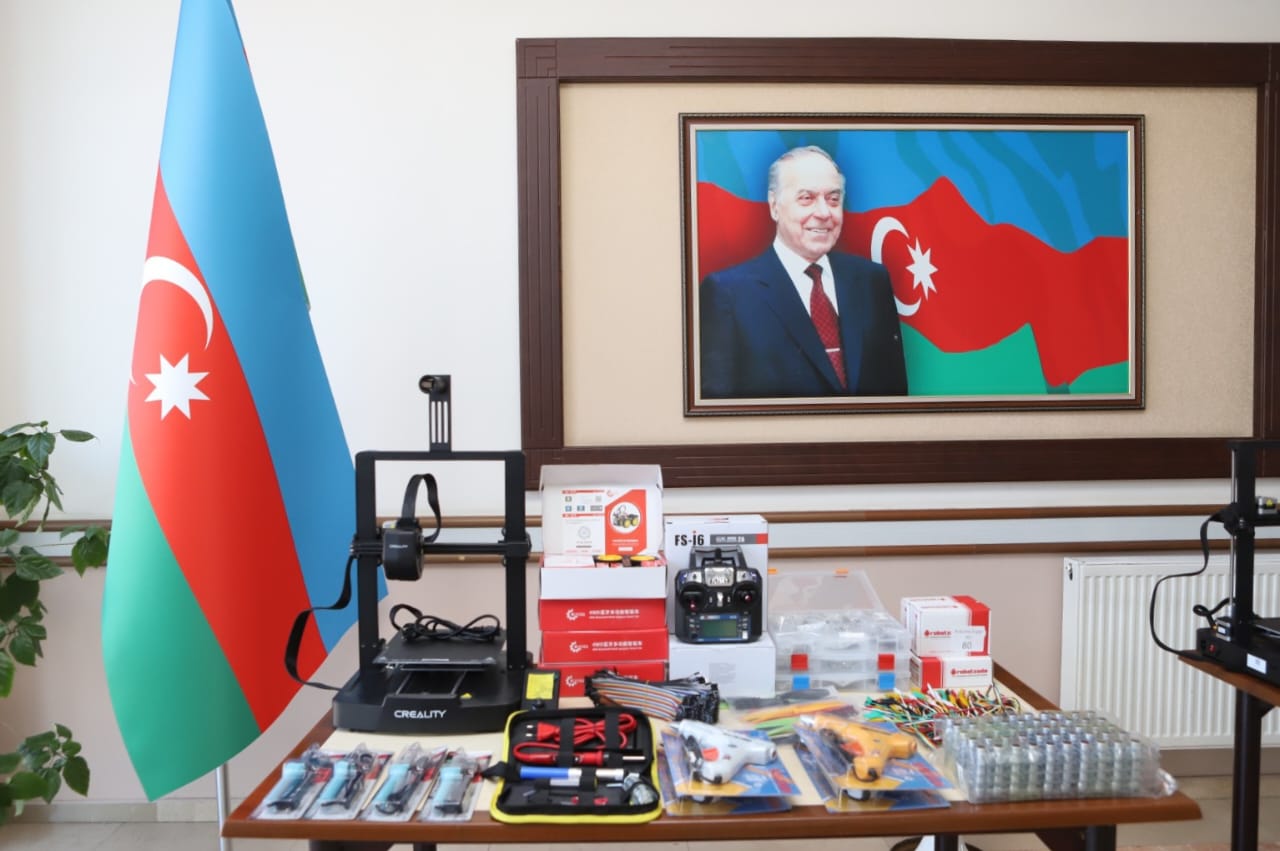 Ümumtəhsil müəssisələrindəki STEAM otaqlarına yeni avadanlıqlar verilib