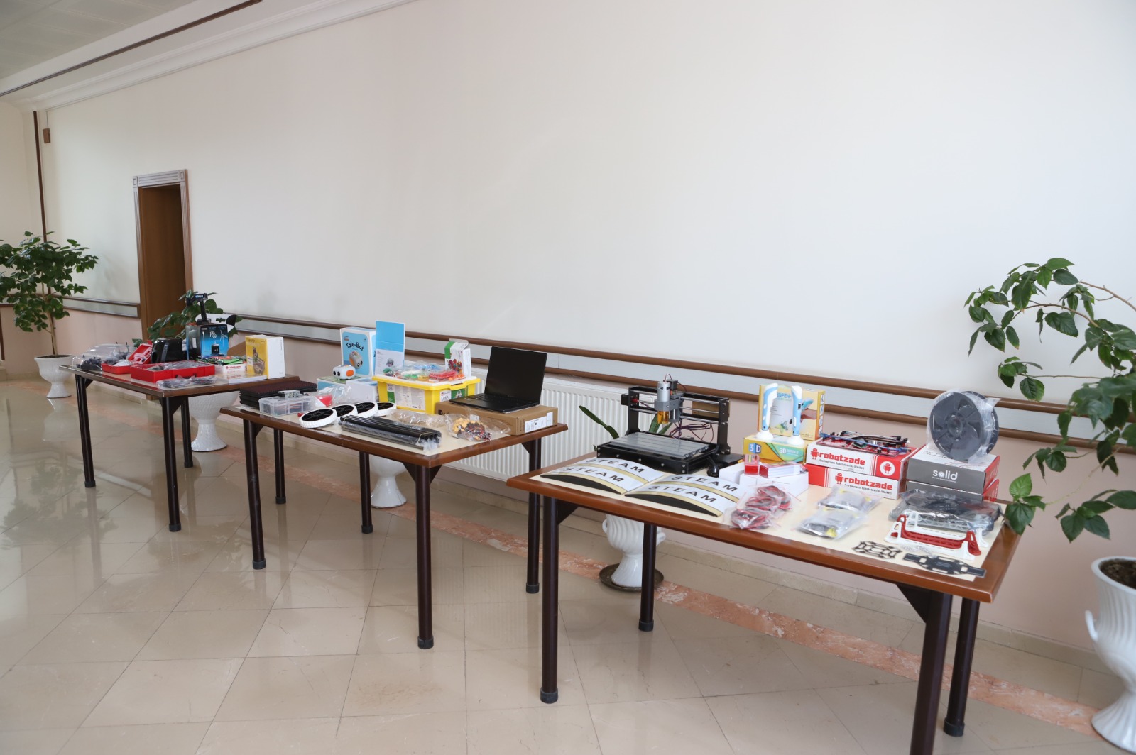 Ümumtəhsil müəssisələrindəki STEAM otaqlarına yeni avadanlıqlar verilib