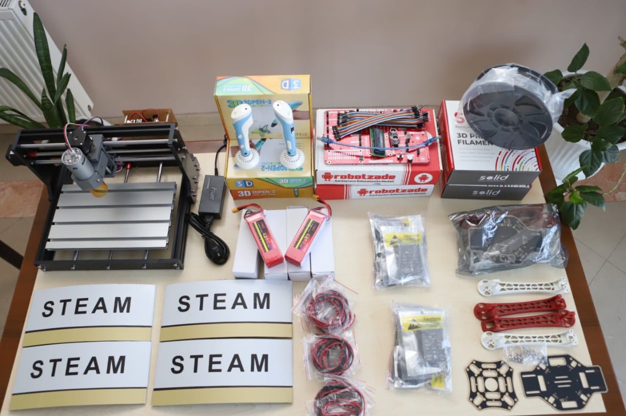 Ümumtəhsil müəssisələrindəki STEAM otaqlarına yeni avadanlıqlar verilib