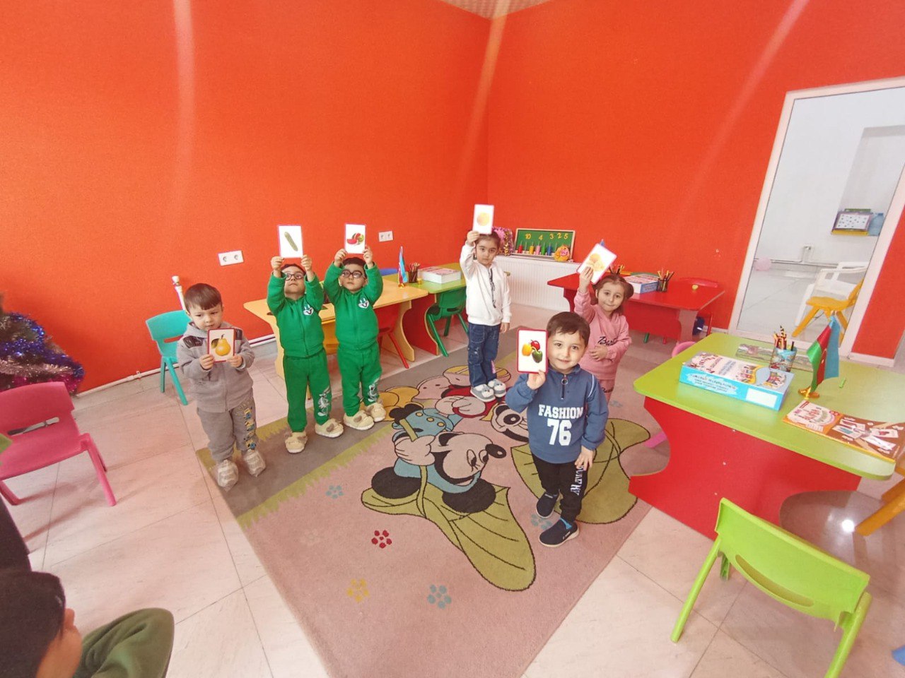 Uşaqlar ağac əkərək təbiətə öz töhfələrini veriblər