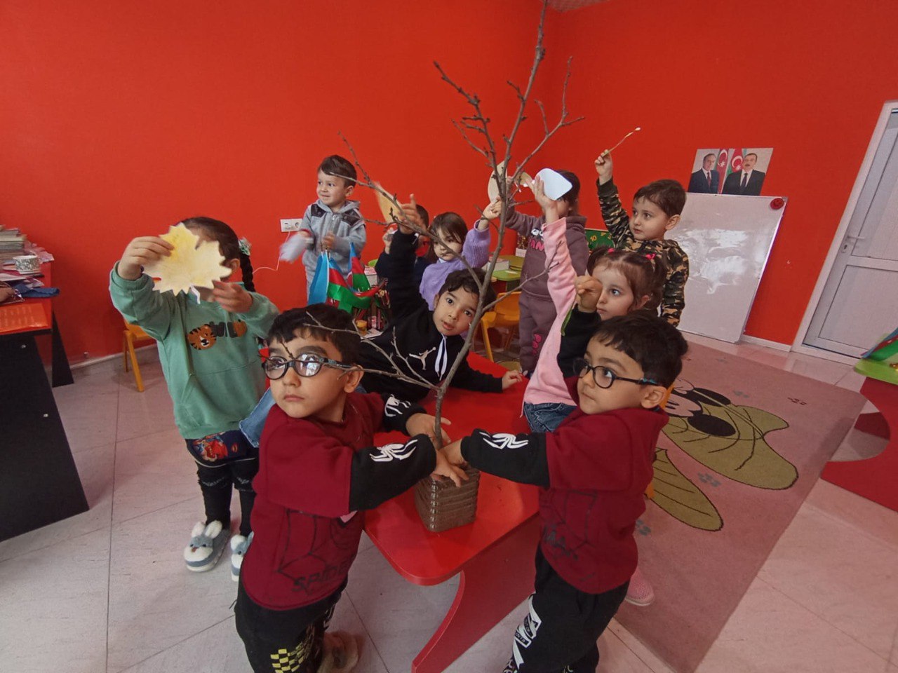 Uşaqlar ağac əkərək təbiətə öz töhfələrini veriblər