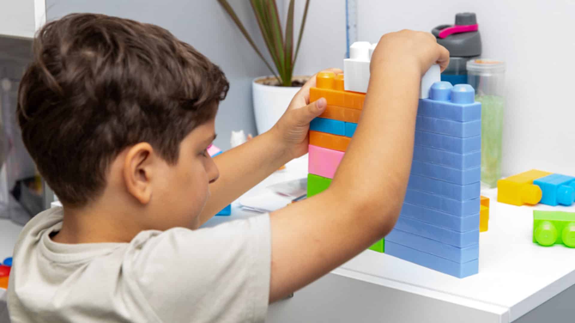 Uşaqlarda autizm spektr sindromu olduğunu necə müəyyən etmək olar? 