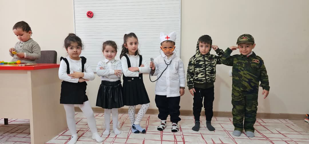 Uşaqların peşələrlə ilk tanışlığı 